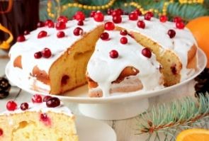 Апельсиновый пирог с клюквой и глазурью