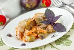 Баклажаны с куриным филе под томатно-сметанным соусом