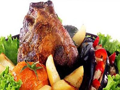 Баранина, запеченная с яйцом и овощами