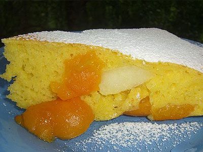 Бисквит с абрикосами и яблоками