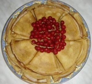 Блины с ягодами и мороженным.