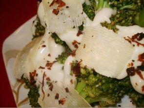 Брокколи с пармезаном и соусом