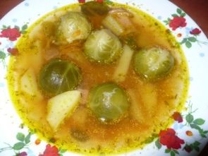 Бульон с брюссельской капустой и омлетом