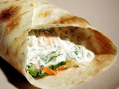 Бутерброд-свёрток с курицей, овощами и соусом