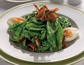Cалат из шпината с чесночными тостами