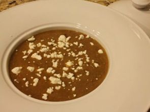 Чечевичный суп с козьим сыром