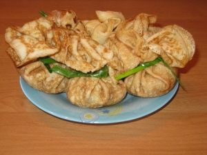 Фаршированные блинные мешочки