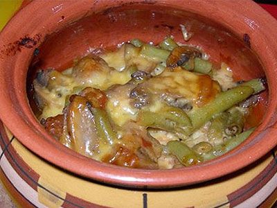 Фасоль с мясом в горшочке