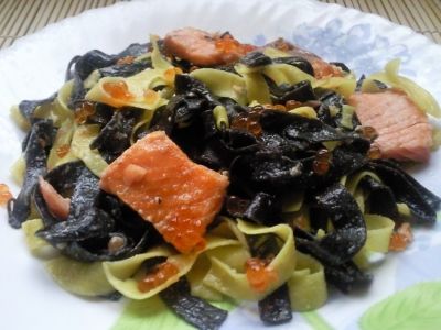 Фетучинне неру с копченым лососем и красной икрой
