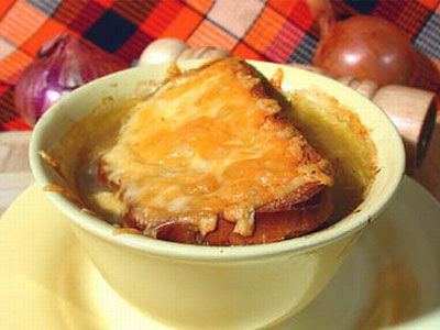 Французский луковый суп с гренкой.