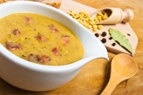 Гороховый суп с курицей и беконом в мультиварке