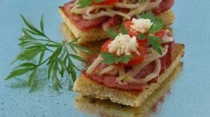 Горячие бутерброды с колбасой и яблоками