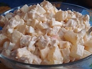 Готовим салат с консервированными ананасами