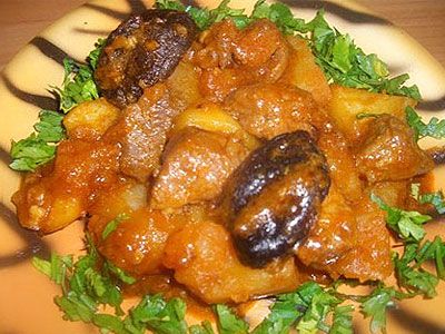 Говядина с черносливом и капустой
