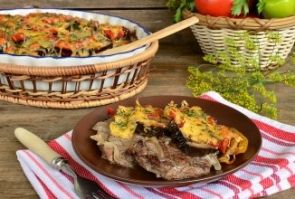 Говядина с овощами под сырной корочкой