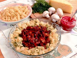 Грибы под томатным соусом с макаронами