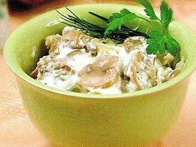 Грибы с чесноком и сметаной