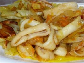 Кальмары с картошкой и чечевицей