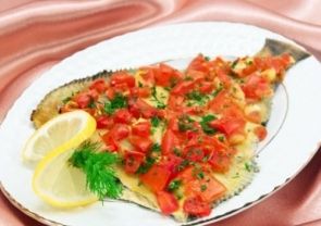 Камбала в фольге со сметаной, сыром и помидорами