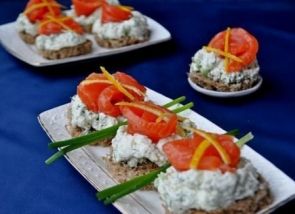 Канапе закусочные с красной рыбой и сырным кремом