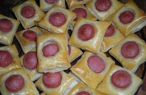 Кнопочки из слоеного теста с сосисками