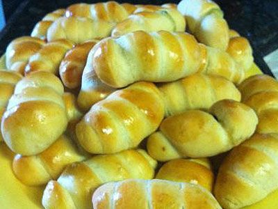 Копченые колбаски в тесте