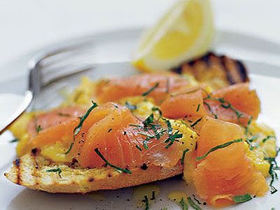 Копченый лосось с яйцами