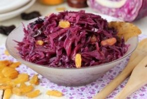 Краснокочанная капуста с изюмом и черносливом в мультиварке