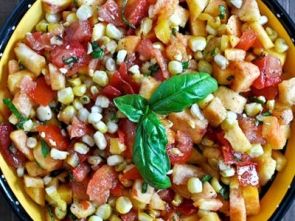 Кукурузный салат с персиками и помидорами