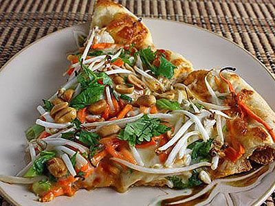 Куриная тайская пицца с пряным арахисовым соусом