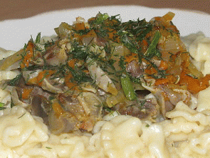 Куриные желудки, тушенные с овощами