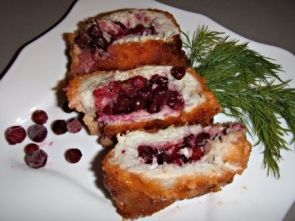 Куриный рулет с клюквой и медом в мультиварке