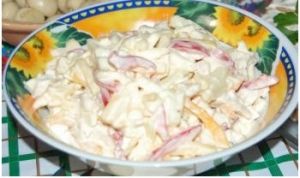Куриный салат с сыром и яблоками