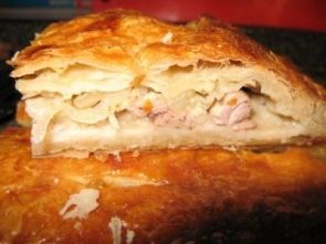Курник из слоеного теста в мультиварке
