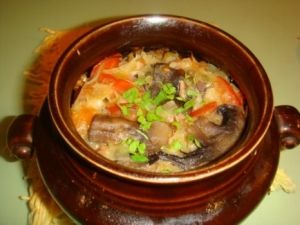 Квашеная капуста с грибами в горшочке