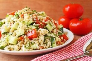 Летний салат с брынзой и коричневым рисом