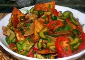 Ливанский салат "Фаттуш" (Fattoush) с чипсами из лаваша