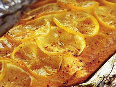 Лосось запеченный с луком и лимоном