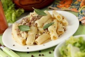 Макароны с фаршем и омлетом в мультиварке
