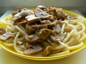 Макароны с грибами и соусом