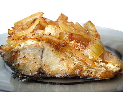 Макрель, запеченая с луком и томатом
