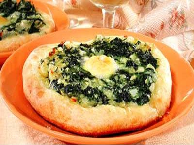 Мини-пицца с перепелиными яйцами