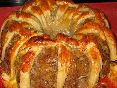 Мясное кольцо из фарша, яиц и слоеного теста