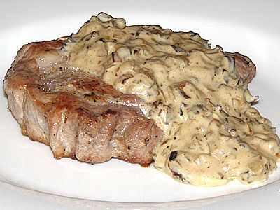Мясо под сливочно-грибным соусом