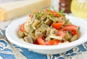 Необычный салат из баклажанов с помидорами и луком