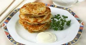 Оладьи из теста с сыром и кукурузой.