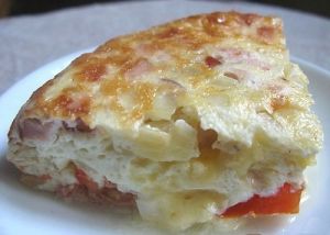 Омлет с ветчиной, сыром и помидорами