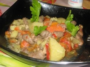 Овощное рагу с куриными сердечками в мультиварке