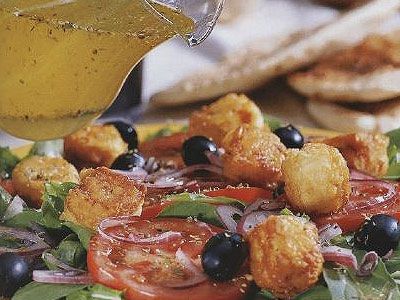 Овощной салат с жареным сыром фета