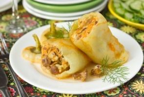Перец, фаршированный куриным фаршем и лисичками